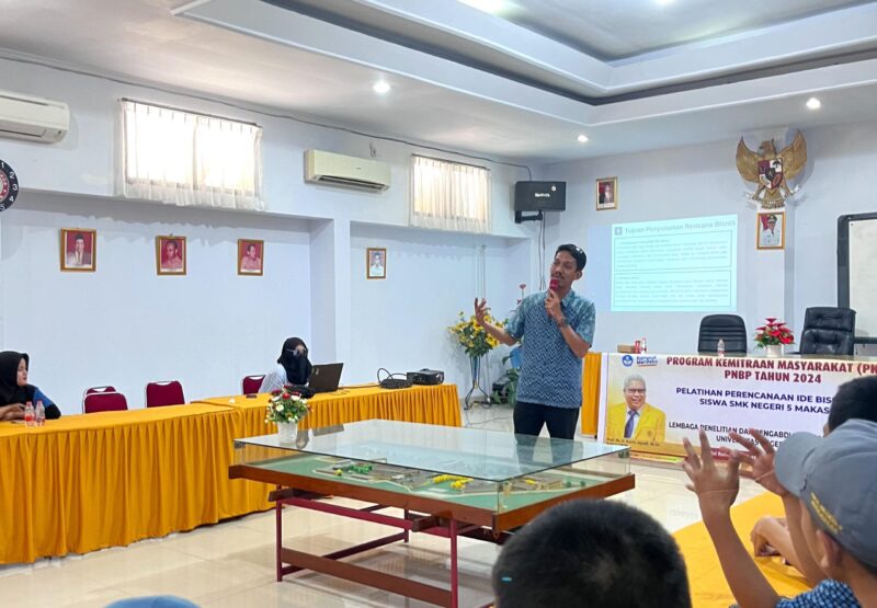 Abdul Rahmat sedang menjelaskan Perencanaan Ide Bisnis, (Foto: Ist.)
