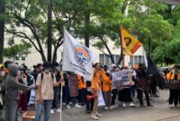 Mahasiswa FIS-H UNM saat aksi di depat dekanat fakultas, (Foto: Insyiraah Putri.)