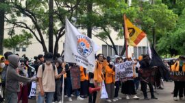 Mahasiswa FIS-H UNM saat aksi di depat dekanat fakultas, (Foto: Insyiraah Putri.)