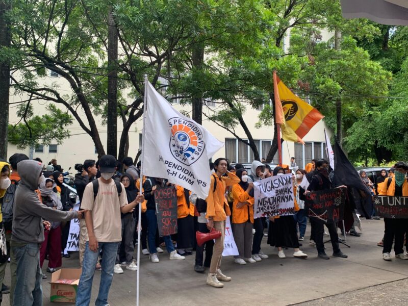 Mahasiswa FIS-H UNM saat aksi di depat dekanat fakultas, (Foto: Insyiraah Putri.)