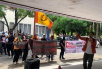 Presiden BEM UNM menyampaikan orasi di depan Dekanat FIS-H, (Foto: Insyiraah Putri.)
