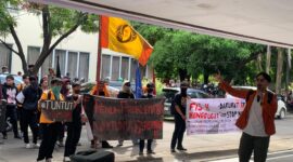 Presiden BEM UNM menyampaikan orasi di depan Dekanat FIS-H, (Foto: Insyiraah Putri.)