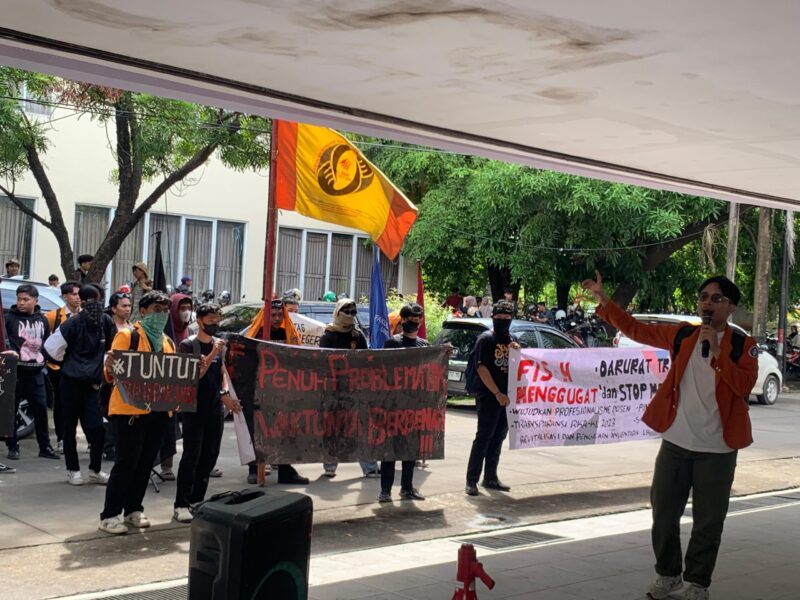 Presiden BEM UNM menyampaikan orasi di depan Dekanat FIS-H, (Foto: Insyiraah Putri.)