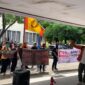 Presiden BEM UNM menyampaikan orasi di depan Dekanat FIS-H, (Foto: Insyiraah Putri.)