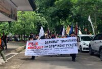 Rombongan Mahasiswa FIS-H melakukan Seruan Aksi di Depan Fakultas, (Foto: Insyiraah Putri Aeni Hs)