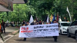 Rombongan Mahasiswa FIS-H melakukan Seruan Aksi di Depan Fakultas, (Foto: Insyiraah Putri Aeni Hs)