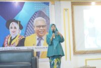 Bastiana saat menyampaikan materi dalam seminar pendidikan dan pelatihan bahasa isyarat, (Foto: Ist.)