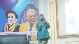 Bastiana saat menyampaikan materi dalam seminar pendidikan dan pelatihan bahasa isyarat, (Foto: Ist.)