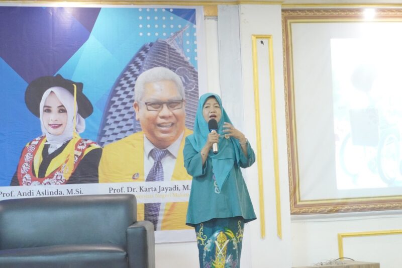 Bastiana saat menyampaikan materi dalam seminar pendidikan dan pelatihan bahasa isyarat, (Foto: Ist.)
