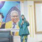 Bastiana saat menyampaikan materi dalam seminar pendidikan dan pelatihan bahasa isyarat, (Foto: Ist.)