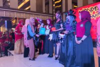 Pemberian hadiah kepada semua mahasiswa yang berhasil nmendapatkan kategori. (Foto: Ibnu Qayyum Abdullah.)