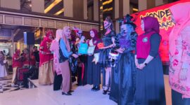 Pemberian hadiah kepada semua mahasiswa yang berhasil nmendapatkan kategori. (Foto: Ibnu Qayyum Abdullah.)