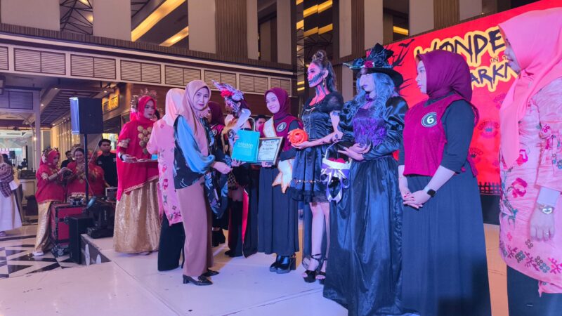 Pemberian hadiah kepada semua mahasiswa yang berhasil nmendapatkan kategori. (Foto: Ibnu Qayyum Abdullah.)