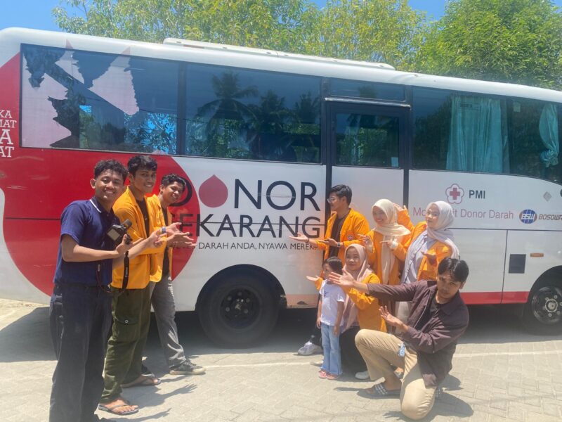 Anggota Tim Proyek Kemanusiaan UNM Kelurahan Manding, (Foto: Ist.)