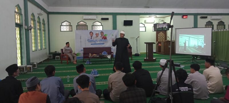 Ustadz Icuk saat berceramah di Tabligh Akbar SC Aljabar HMJ Matematika FMIPA UNM, (Foto: Arnilham.)