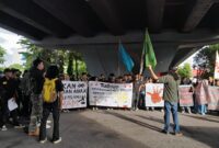 Potret aksi yang berlangsung di flyover, (Foto: Hardiyanti Dahlan.)