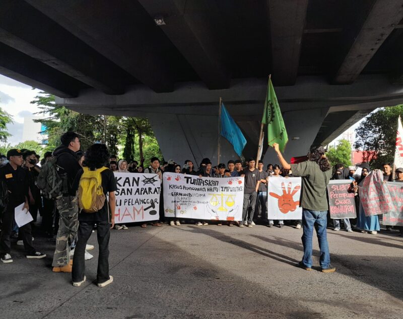 Potret aksi yang berlangsung di flyover, (Foto: Hardiyanti Dahlan.)