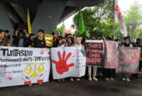 Puluhan mahasiswa gelar aksi menuntut penegakan HAM dan penghapusan kekerasan terhadap perempuan, (Foto: Ibnu Qayyum Abdullah.)