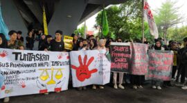 Puluhan mahasiswa gelar aksi menuntut penegakan HAM dan penghapusan kekerasan terhadap perempuan, (Foto: Ibnu Qayyum Abdullah.)