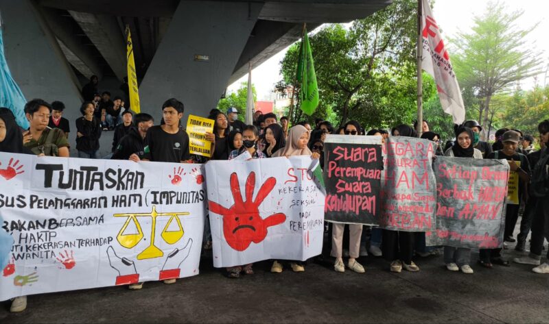 Puluhan mahasiswa gelar aksi menuntut penegakan HAM dan penghapusan kekerasan terhadap perempuan, (Foto: Ibnu Qayyum Abdullah.)