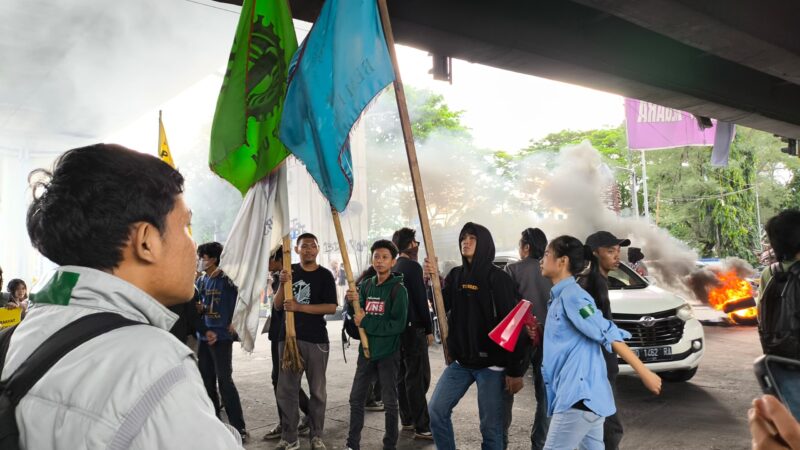 Aksi mahasiswa UNM, (Foto: Nurul Aenun Mardia.)