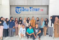 Foto bersama anggota LPM Profesi UNM bersama Wakil Pemimpin Redaksi Tribus Timur saat kunjungan media, (Foto: Ist.)