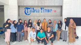 Foto bersama anggota LPM Profesi UNM bersama Wakil Pemimpin Redaksi Tribus Timur saat kunjungan media, (Foto: Ist.)