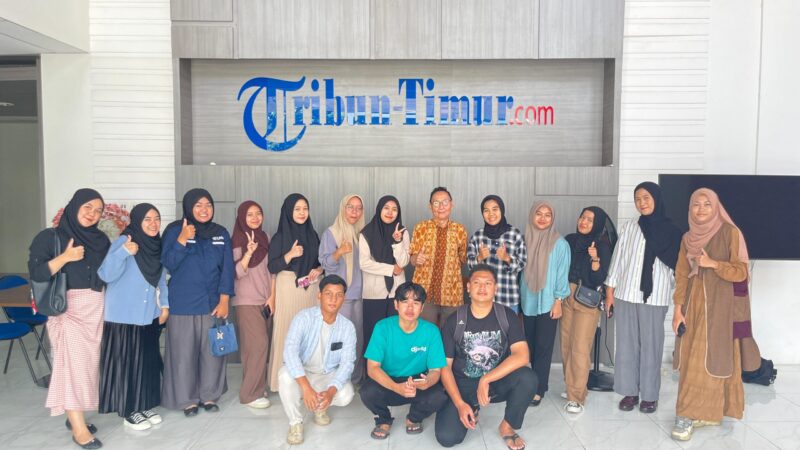 Foto bersama anggota LPM Profesi UNM bersama Wakil Pemimpin Redaksi Tribus Timur saat kunjungan media, (Foto: Ist.)