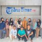 Foto bersama anggota LPM Profesi UNM bersama Wakil Pemimpin Redaksi Tribus Timur saat kunjungan media, (Foto: Ist.)