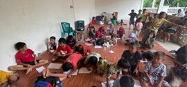 Suasana mengajar anak anak di Desa Lampoko, (Foto: ist.)
