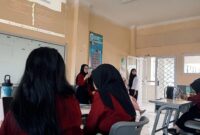 Suasana kelas saat mahasiswa melakukan presentasi mandiri di Fakultas Ilmu Pendidikan, (Foto : Ist.)