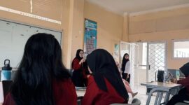 Suasana kelas saat mahasiswa melakukan presentasi mandiri di Fakultas Ilmu Pendidikan, (Foto : Ist.)