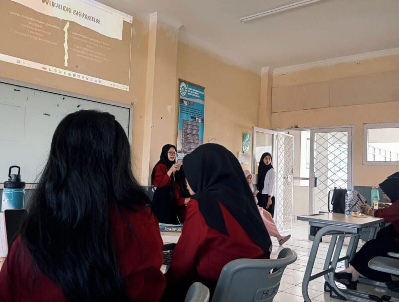 Suasana kelas saat mahasiswa melakukan presentasi mandiri di Fakultas Ilmu Pendidikan, (Foto : Ist.)
