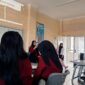Suasana kelas saat mahasiswa melakukan presentasi mandiri di Fakultas Ilmu Pendidikan, (Foto : Ist.)