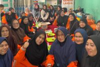 Potret kebersamaan mahasiswa BKP Psikologi UNM dengan para lansia, (Foto: Ist.)