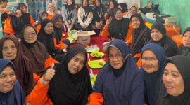 Potret kebersamaan mahasiswa BKP Psikologi UNM dengan para lansia, (Foto: Ist.)