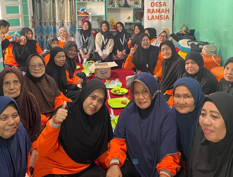 Potret kebersamaan mahasiswa BKP Psikologi UNM dengan para lansia, (Foto: Ist.)