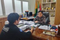 Dekan FIP dalam wawancara kebijakan pengangkatan guru honorer menjadi PPPK, (Foto: Muh. Zaki Mubarak ihwan.)