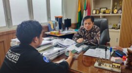 Dekan FIP dalam wawancara kebijakan pengangkatan guru honorer menjadi PPPK, (Foto: Muh. Zaki Mubarak ihwan.)