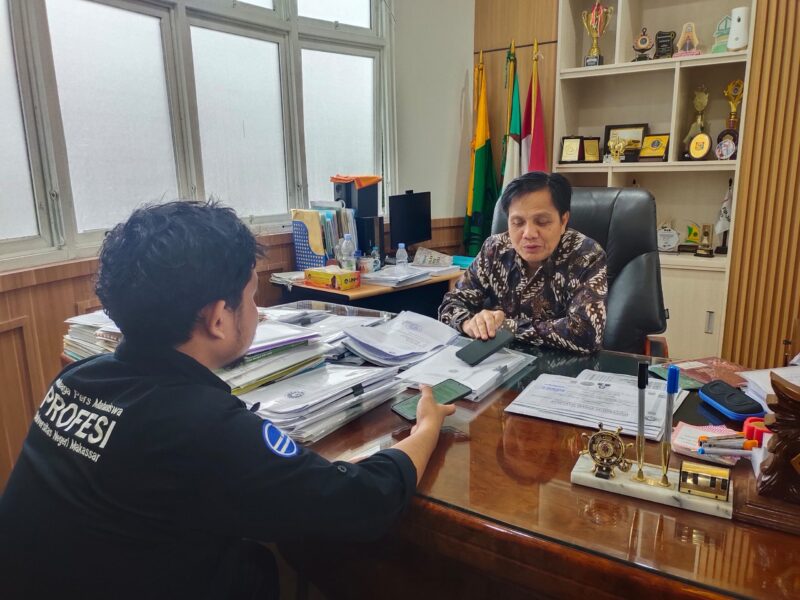Dekan FIP dalam wawancara kebijakan pengangkatan guru honorer menjadi PPPK, (Foto: Muh. Zaki Mubarak ihwan.)