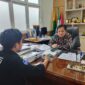 Dekan FIP dalam wawancara kebijakan pengangkatan guru honorer menjadi PPPK, (Foto: Muh. Zaki Mubarak ihwan.)