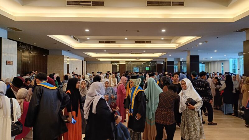 Keramaian Hotel Claro Makassar usai prosesi wisuda, (Foto: Nurul Adhani Ilham.)