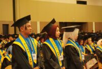 Muhammad Fauzan (kiri) saat diumumkan sebagai wisudawan PPG terbaik, (Foto: Dokumen Profesi.)