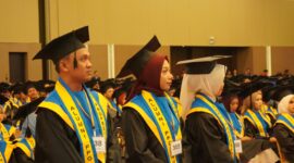 Muhammad Fauzan (kiri) saat diumumkan sebagai wisudawan PPG terbaik, (Foto: Dokumen Profesi.)