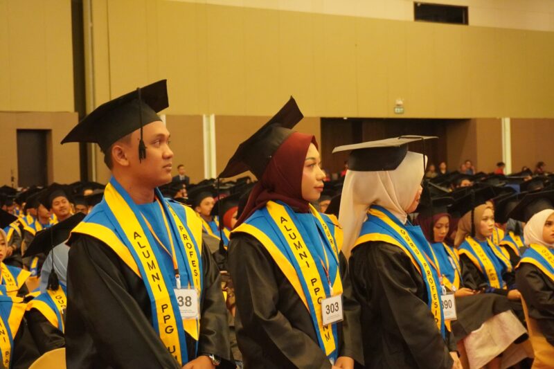 Muhammad Fauzan (kiri) saat diumumkan sebagai wisudawan PPG terbaik, (Foto: Dokumen Profesi.)