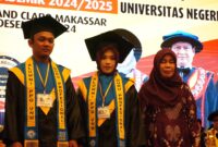 Mutmainnah Achmad mendampingi suaminya Muhammad Fauzan yang yang merupakan wisudawan PPG Terbaik UNM, (Foto: Dokumen Profesi.)
