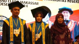 Mutmainnah Achmad mendampingi suaminya Muhammad Fauzan yang yang merupakan wisudawan PPG Terbaik UNM, (Foto: Dokumen Profesi.)