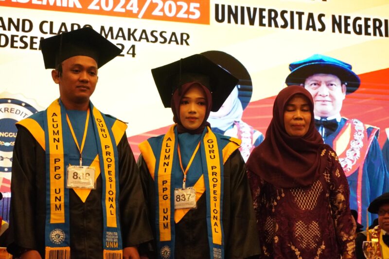 Mutmainnah Achmad mendampingi suaminya Muhammad Fauzan yang yang merupakan wisudawan PPG Terbaik UNM, (Foto: Dokumen Profesi.)