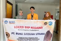 Foto mahasiswa psikologi bersama staf dari PT. Bumi Sarana Utama, (Foto: ist.)