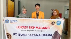 Foto mahasiswa psikologi bersama staf dari PT. Bumi Sarana Utama, (Foto: ist.)